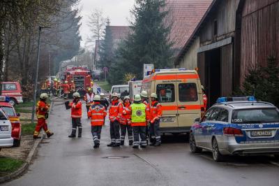 Boehmenkirch-Heidhoefe: Gebaeudevollbrand - Alte Gaststaette und Scheune brennen lichterloh